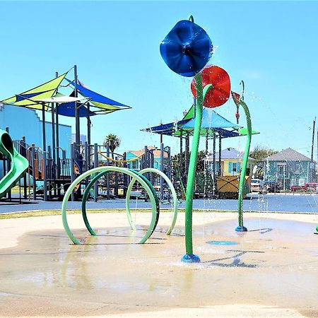 Casaazul-2605A-Couples Retreat By Beach & Pleasure Pier 1 Block Away- 2Bed 2Bath- 7 Minutes To Cruise Terminal ガルベストン エクステリア 写真