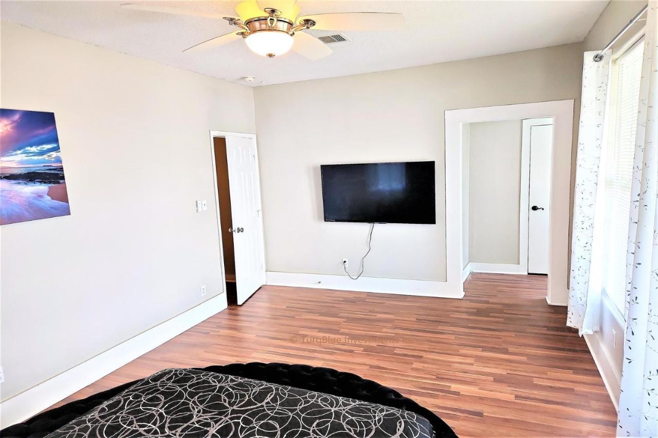Casaazul-2605A-Couples Retreat By Beach & Pleasure Pier 1 Block Away- 2Bed 2Bath- 7 Minutes To Cruise Terminal ガルベストン エクステリア 写真