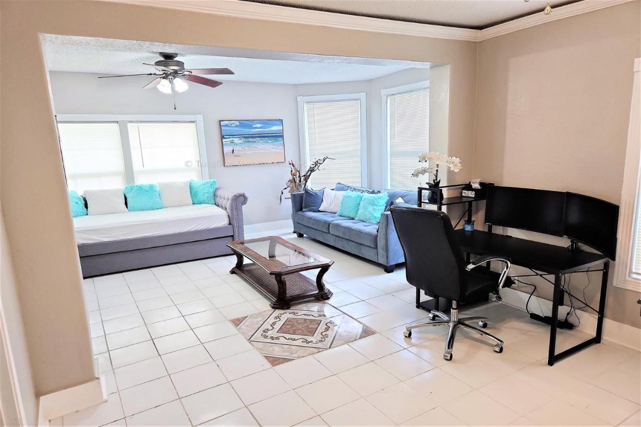 Casaazul-2605A-Couples Retreat By Beach & Pleasure Pier 1 Block Away- 2Bed 2Bath- 7 Minutes To Cruise Terminal ガルベストン エクステリア 写真