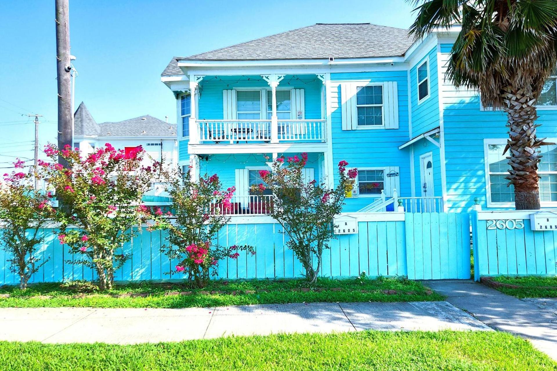 Casaazul-2605A-Couples Retreat By Beach & Pleasure Pier 1 Block Away- 2Bed 2Bath- 7 Minutes To Cruise Terminal ガルベストン エクステリア 写真