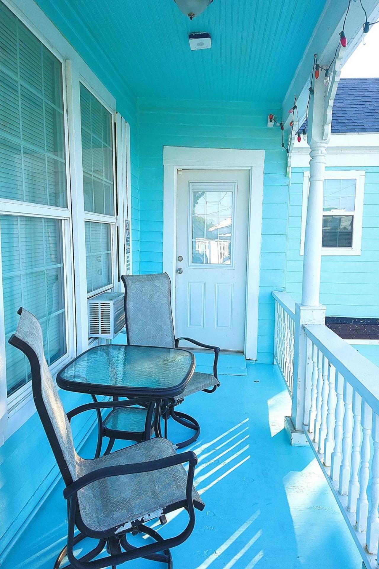Casaazul-2605A-Couples Retreat By Beach & Pleasure Pier 1 Block Away- 2Bed 2Bath- 7 Minutes To Cruise Terminal ガルベストン エクステリア 写真