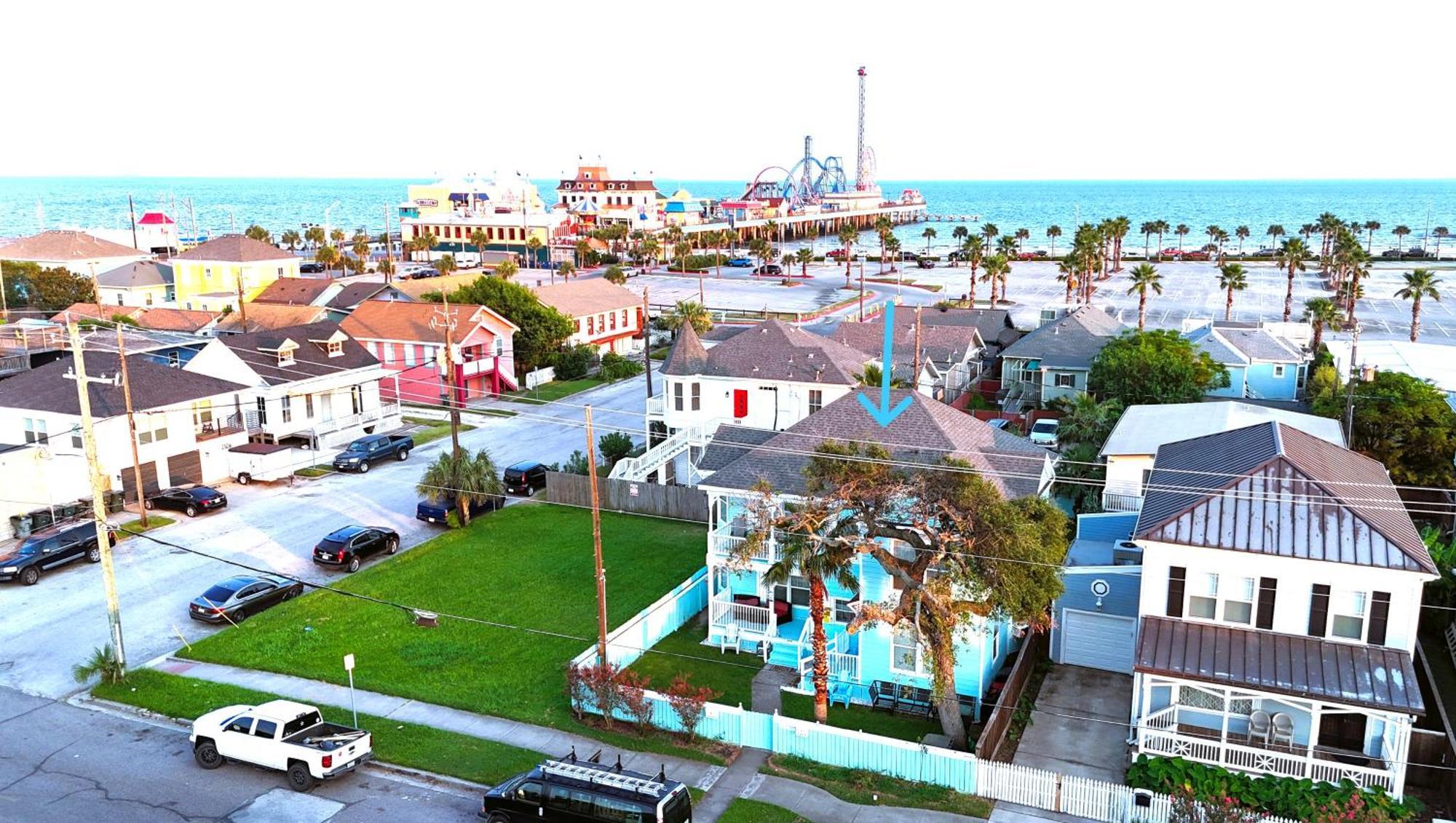 Casaazul-2605A-Couples Retreat By Beach & Pleasure Pier 1 Block Away- 2Bed 2Bath- 7 Minutes To Cruise Terminal ガルベストン エクステリア 写真